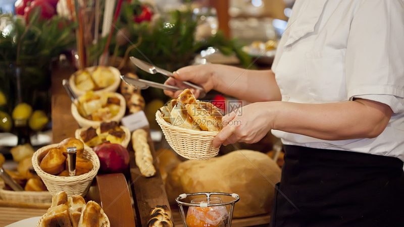 一家合格的火锅底料生产厂商，必须具备以下生产资质：