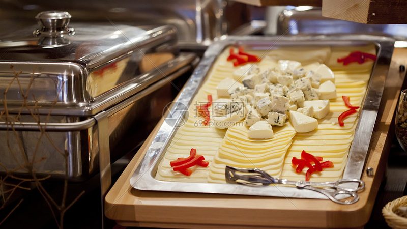 餐饮加盟与直营：模式差异与选择考量